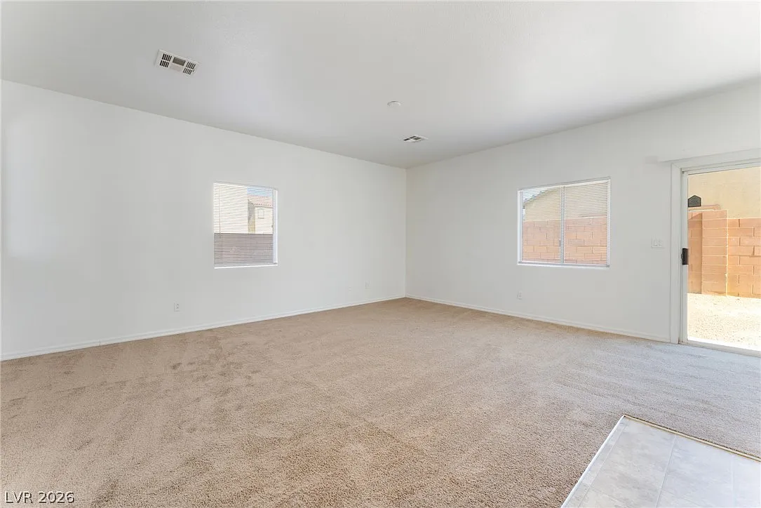5 bed, 2.5 bath, 2116 sqft, $2,100 — Photo 3