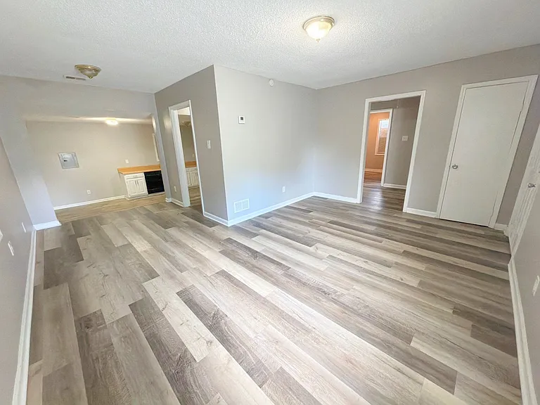 445 W Brooks Rd — Photo 6
