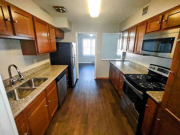 3rd image of 16015-16125 Van Aken Blvd #25-103