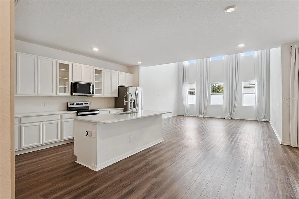 5 bed, 4.5 bath, 3522 sqft, $3,200 — Photo 3