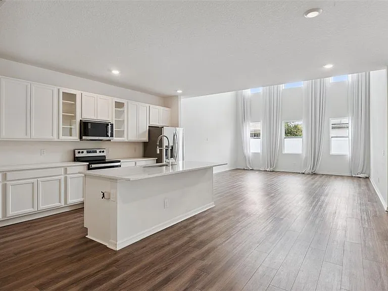 756 Steerview St — Photo 3
