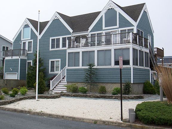 3rd image of 104 W Lavenia Ave