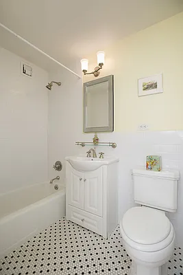 Sold by Nest Seekers International | media 17