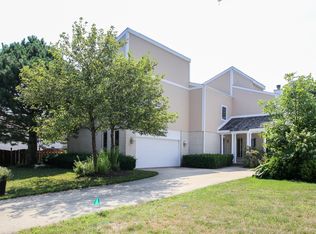 5701 Silentbrook Ln, Rolling Meadows, IL 60008