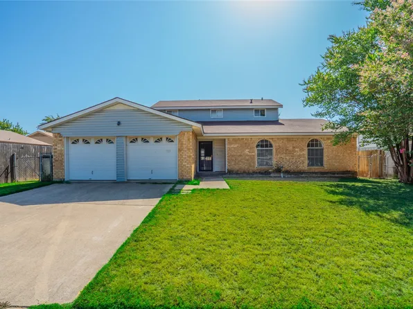 705 Rockledge Dr, Saginaw, TX 76179