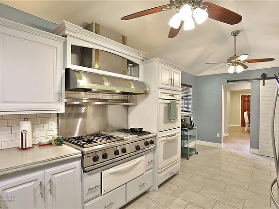 3rd image of 3509 Brook Hollow Dr