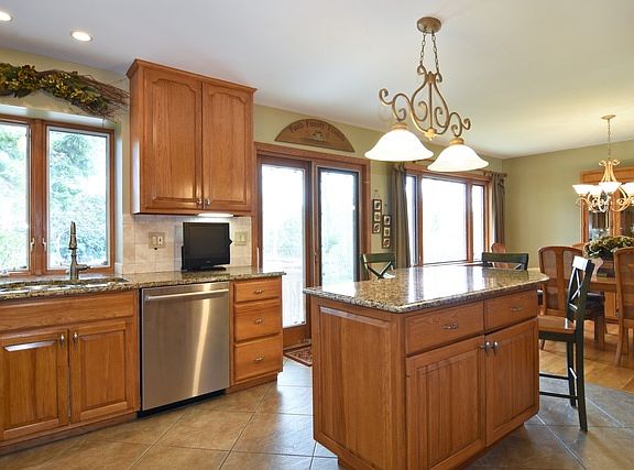 4th image of 915 Hawthorne Ln