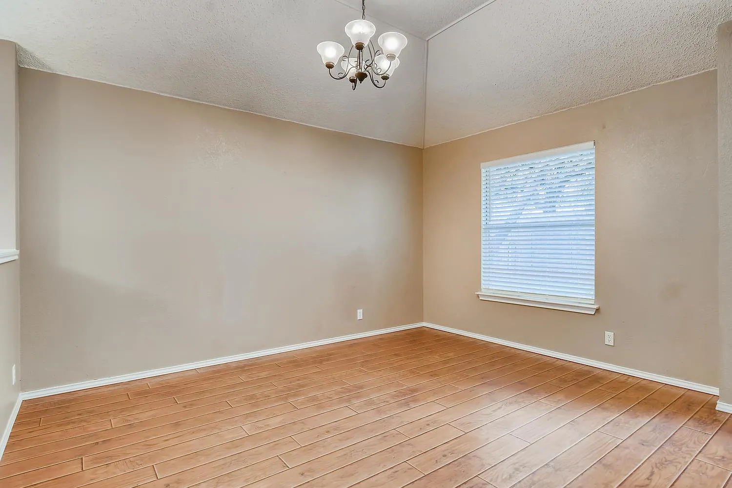 4 bed, 2.0 bath, 1896 sqft, $1,950 — Photo 3