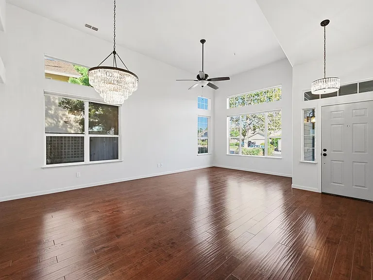 1439 Gordon Dr — Photo 5