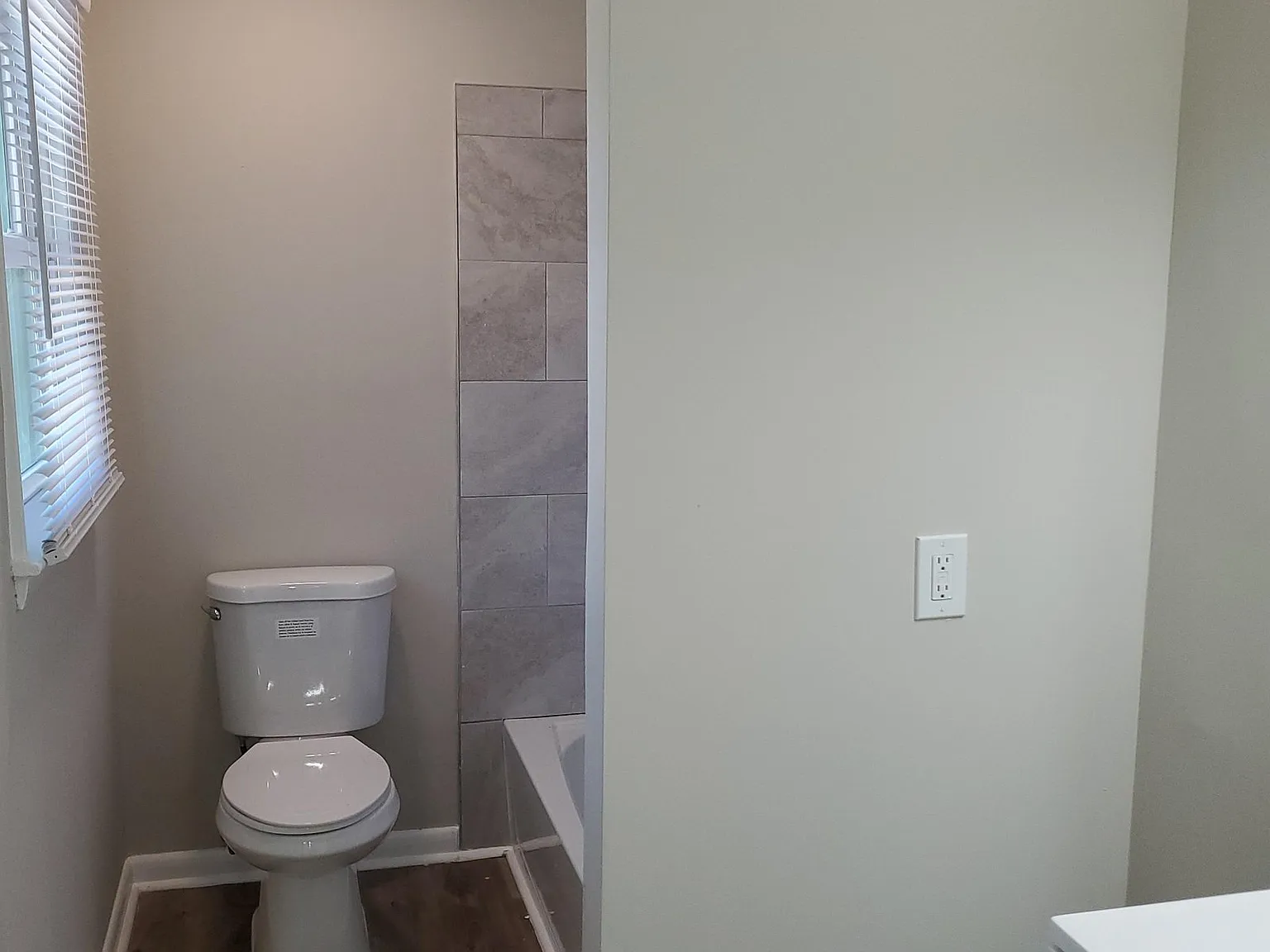 3 bed, 1.0 bath, 987 sqft, $1,197 — Photo 1