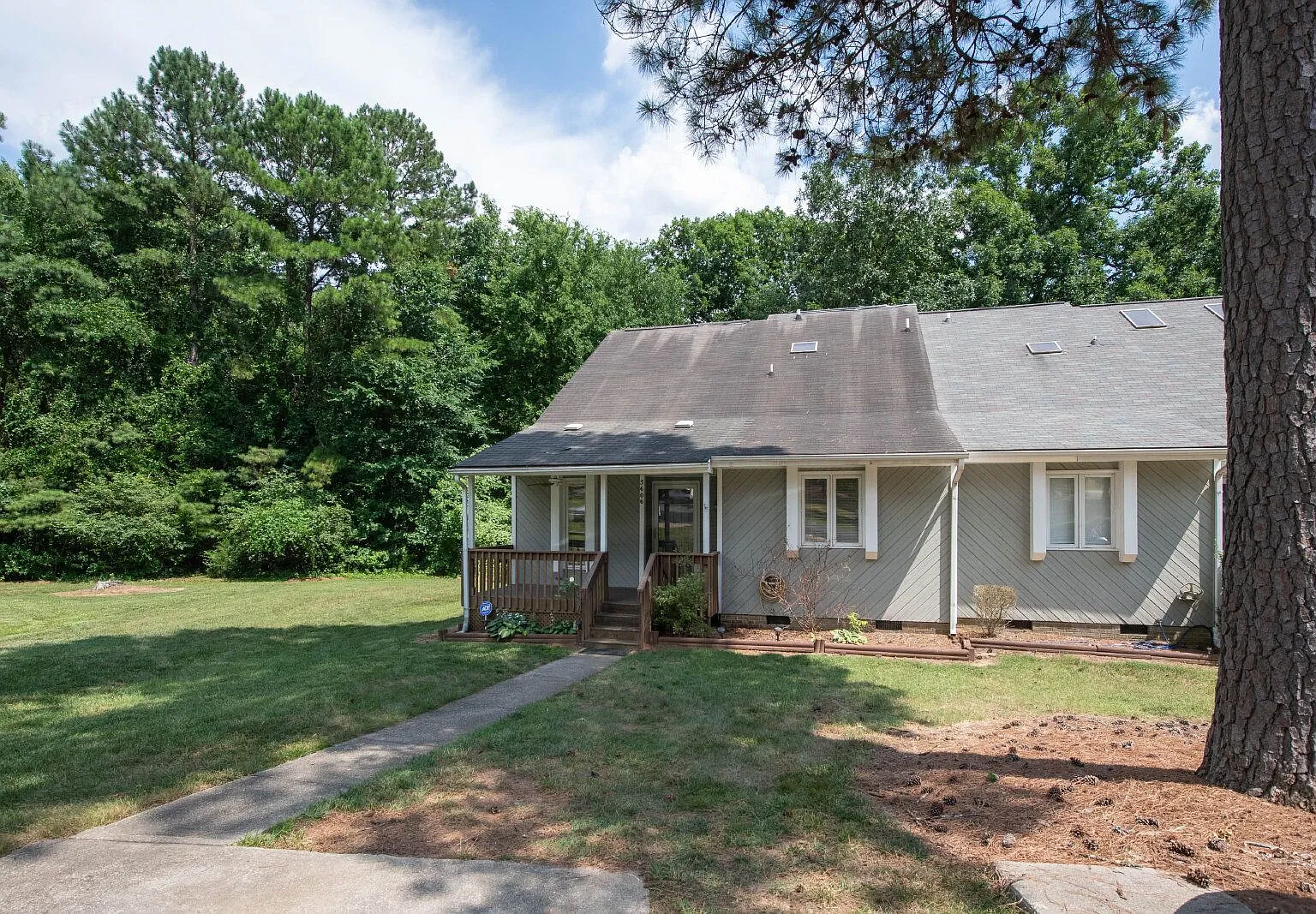 3 bed, 2.0 bath, 1887 sqft, $1,800 — Photo 3
