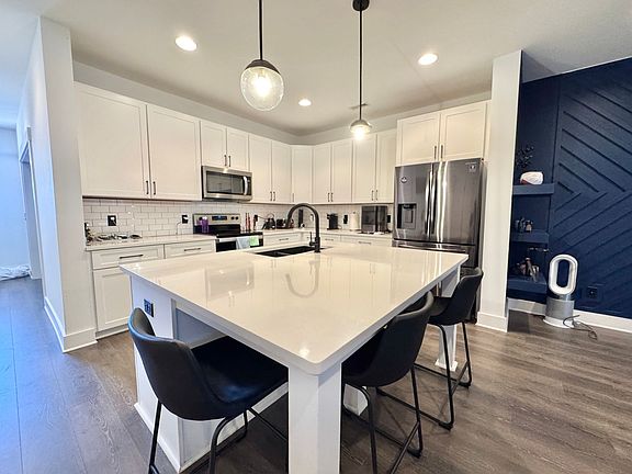 3rd image of 2079 Oakwood Ave