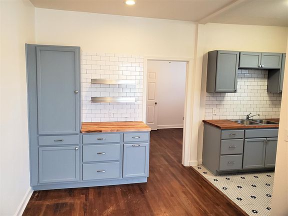 3rd image of 512 E Dewey Pl APT 11