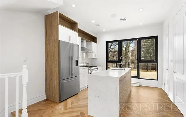 Rented by Real Street Inc | media 6