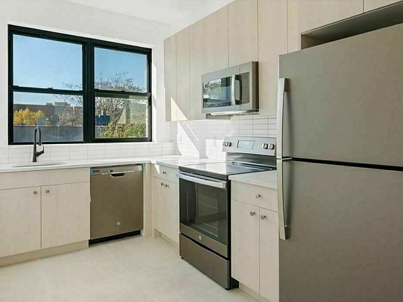 3rd image of 722 Hinsdale St Penthouse 2