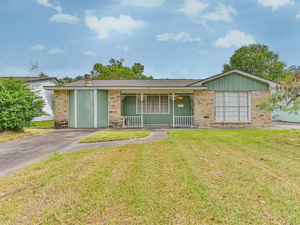 128 Forest Oaks Ln, Lake Jackson, TX 77566