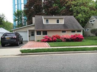 30 Wakefield Ave, Port Washington, NY 11050