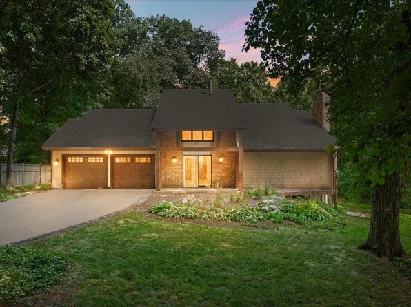 606 Carver Beach Rd, Chanhassen, MN 55317