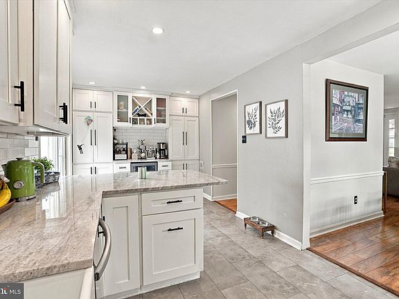 5th image of 31 Pearl Dr