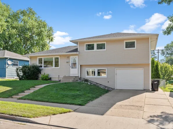 1805 Marian Dr, Bismarck, ND 58501