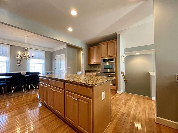 4th image of 118 Anthem Ave #1