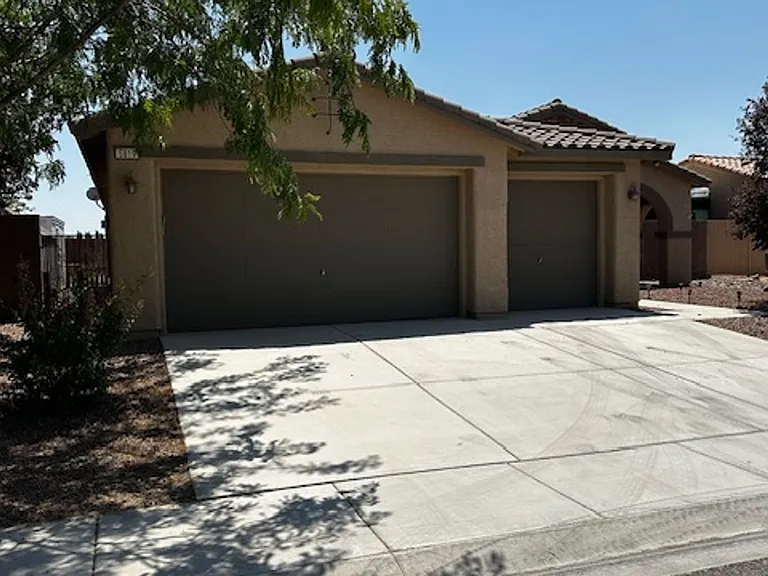 5819 E Badlands Ln — Photo 2