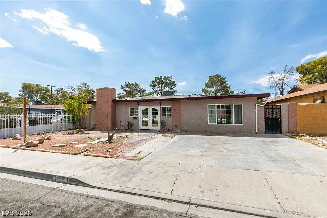 4 bed, 2.0 bath, 1798 sqft, $2,300 — Photo 2
