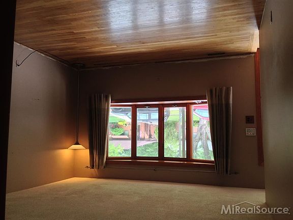 3rd image of 23416 Glenbrook St