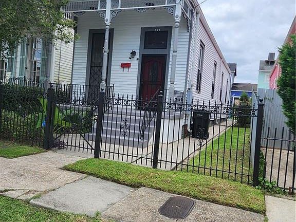 2nd image of 734 Austerlitz St