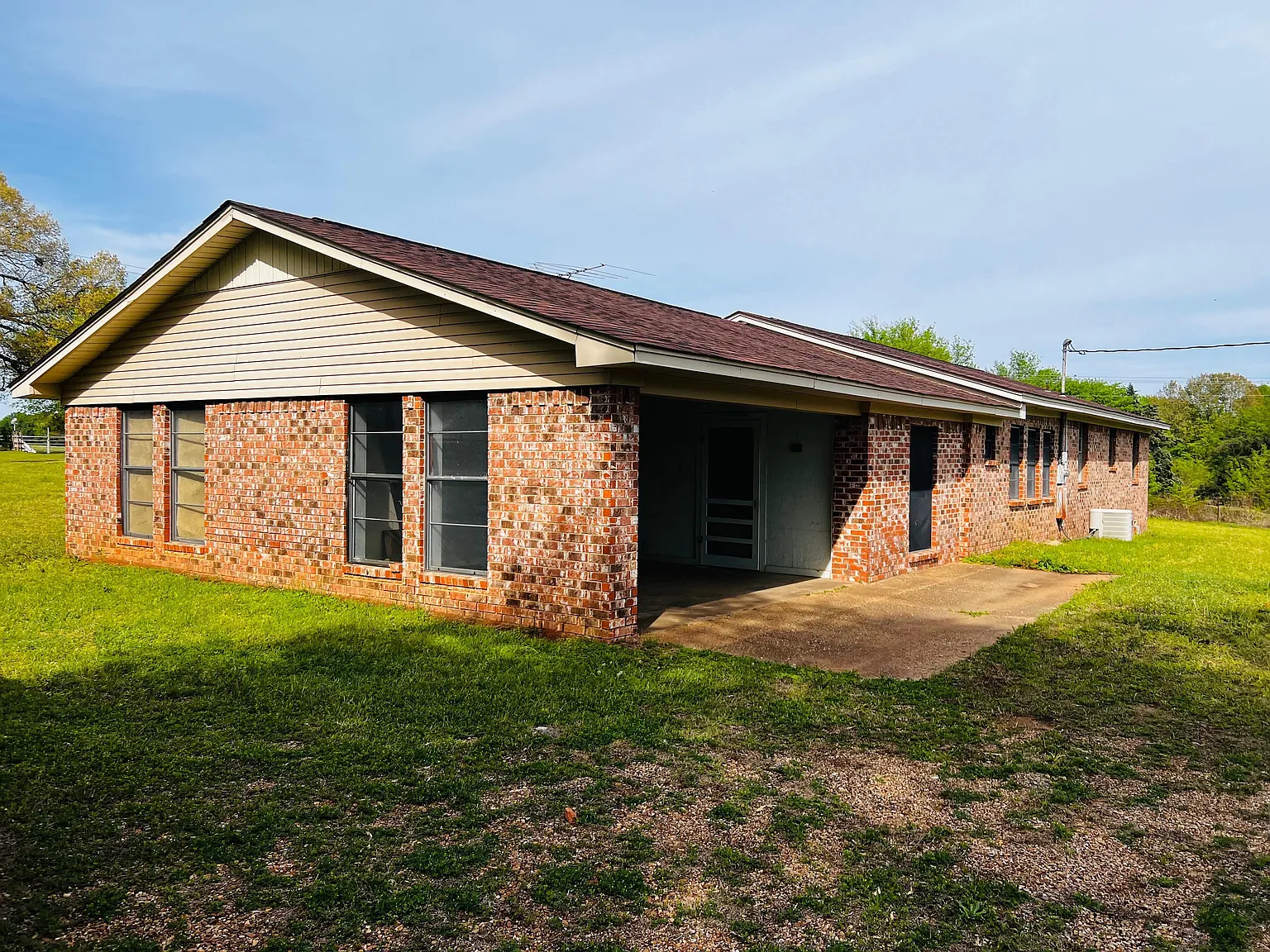 4 bed, 2.0 bath, 2428 sqft, $2,000 — Photo 2