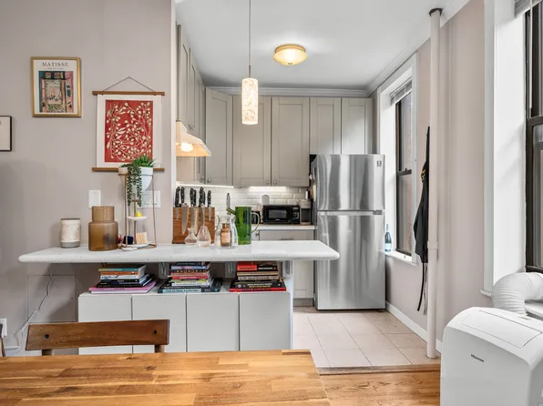 517 Clinton Street image 4 of 33