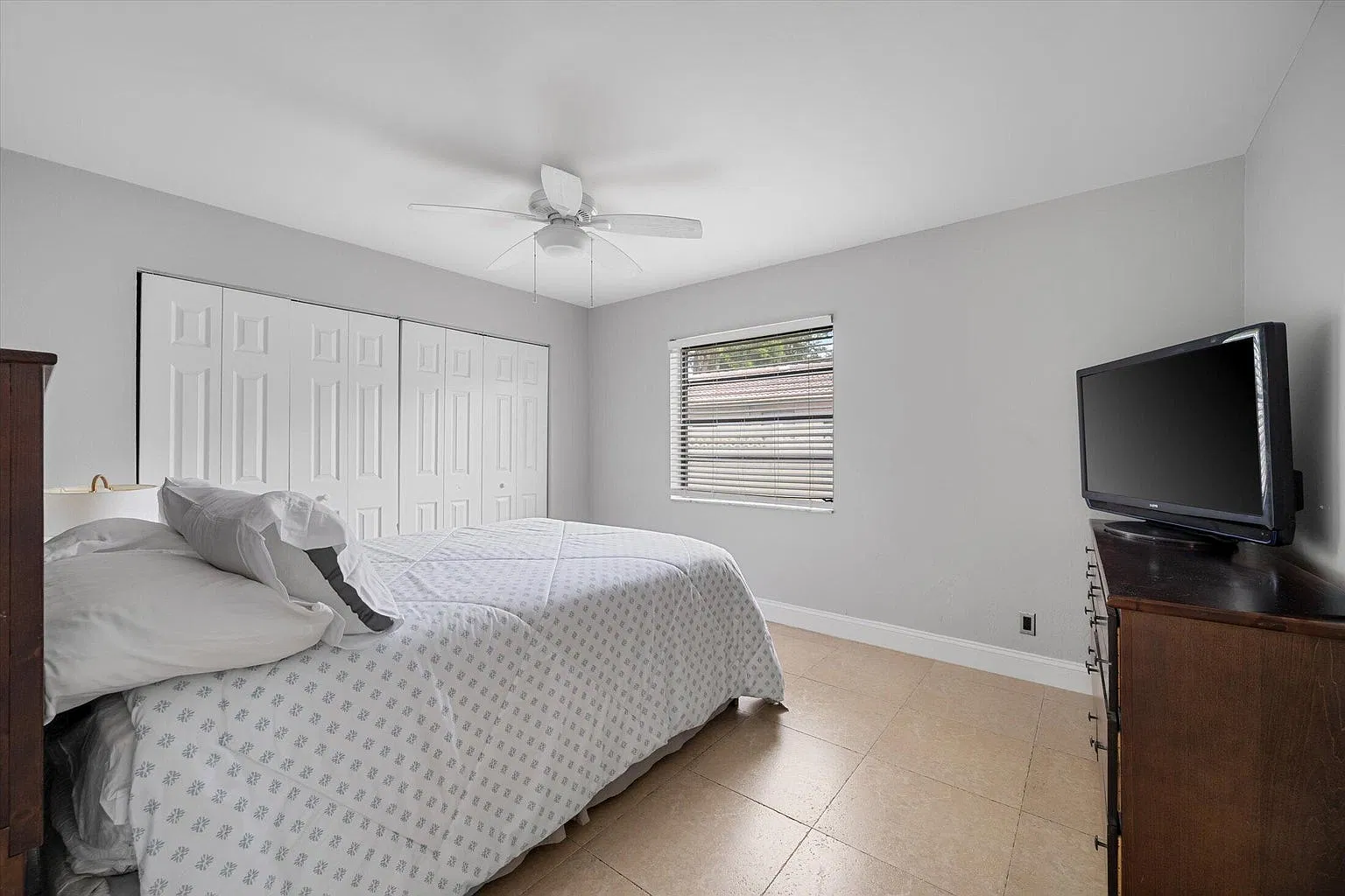 4 bed, 2.0 bath, 2118 sqft, $5,800 — Photo 2