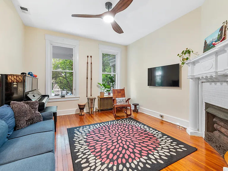 1722 Kilbourne Pl NW — Photo 2