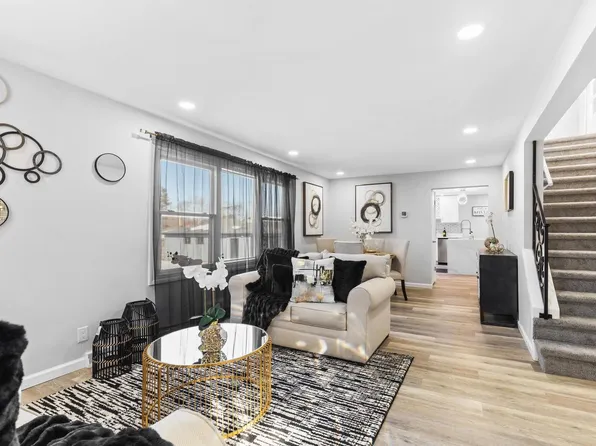 6352 North 104th STREET, Milwaukee, WI 53225