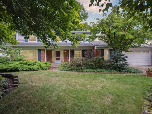 29860 Club House Ln, Farmington Hills, MI 48334