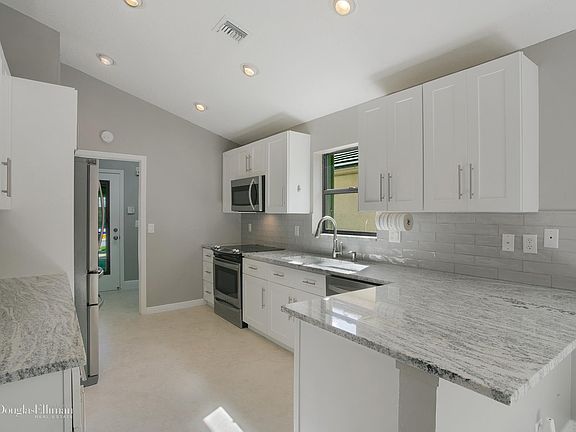 3rd image of 10441 Lexington Cir S