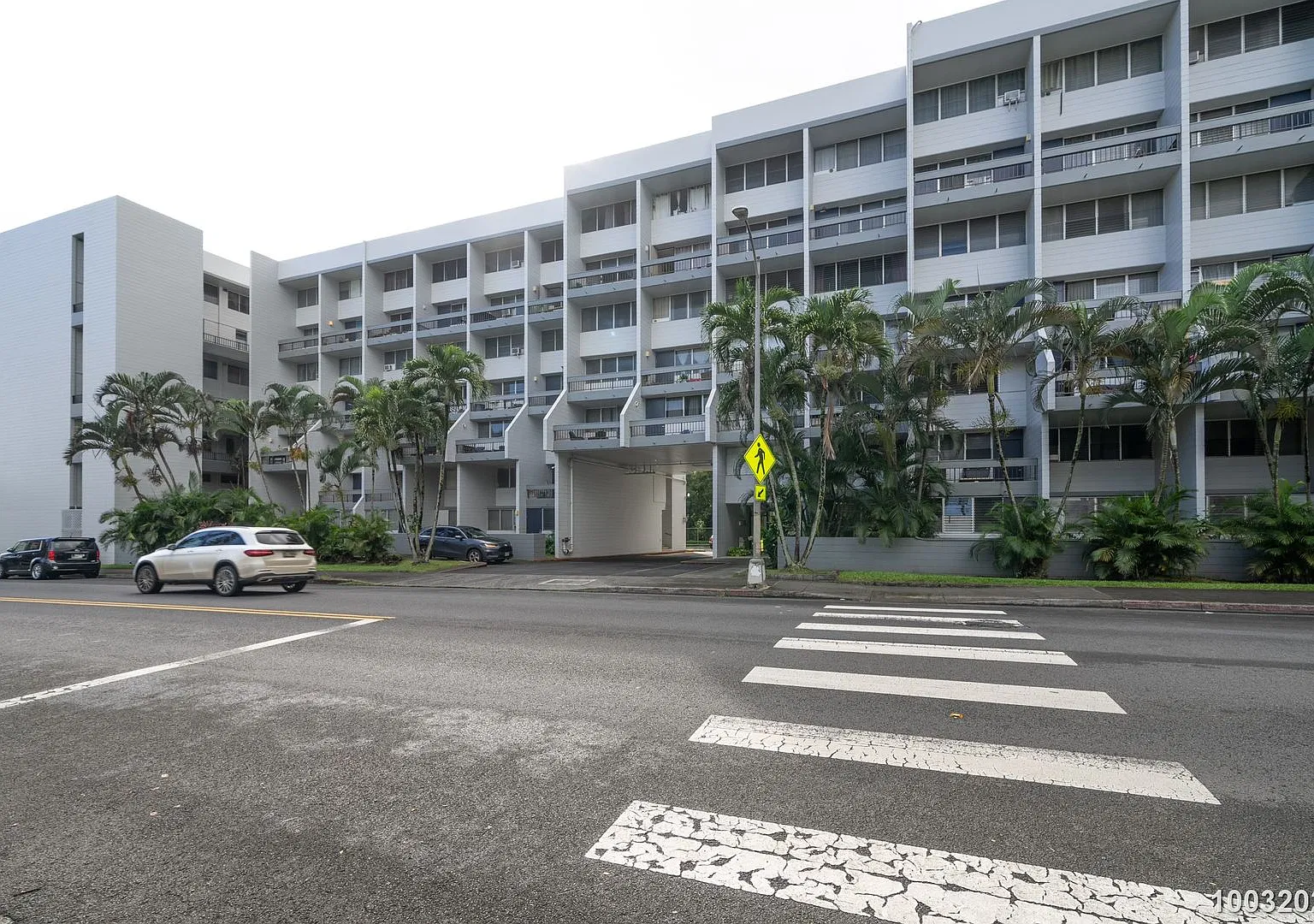 Renovated 2-Bedroom Condo in Kaneohe: Ko'olau Mountain Views, In-Unit Laundry, Pool & Tennis — Photo 1