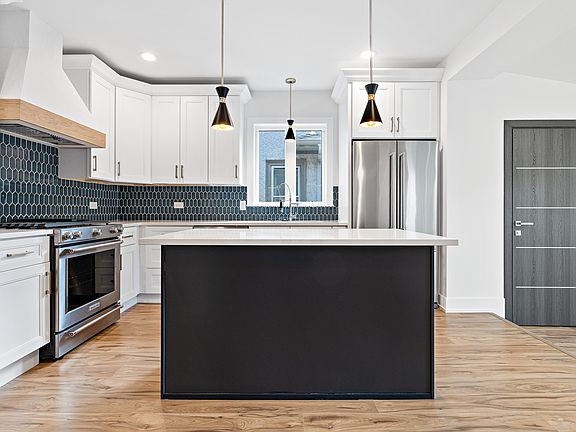 3rd image of 639 Clarence Ave