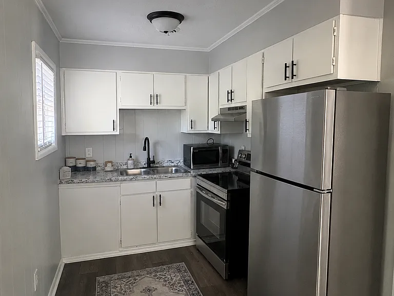 711 Bullock St — Photo 5