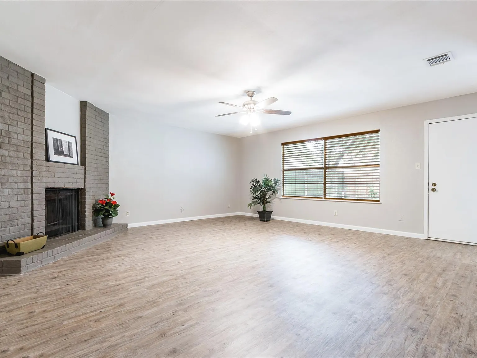 3 bed, 2.0 bath, 1381 sqft, $2,250 — Photo 3