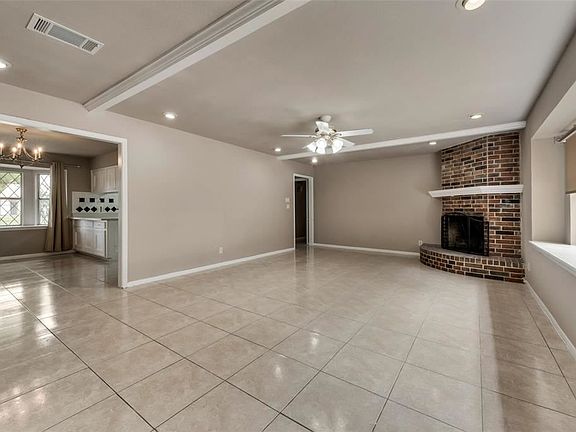 4th image of 1211 Clear Valley Dr