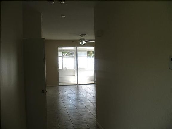5th image of 1042 Fairfax Cir W
