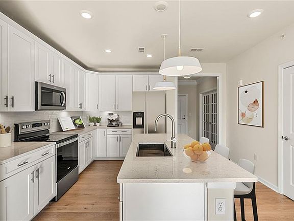 3rd image of 141 E Point Dr #305