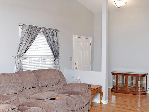 4th image of 247 Holly Berry Dr