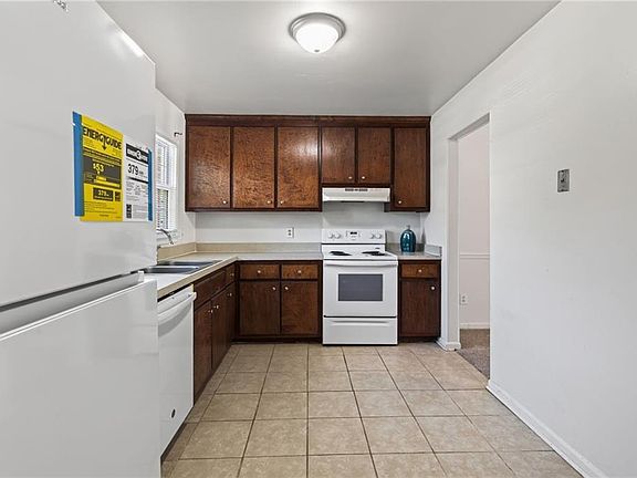 4th image of 833 Windom Pl