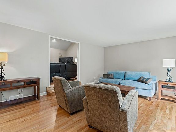 3rd image of 1023 Creekside Cir