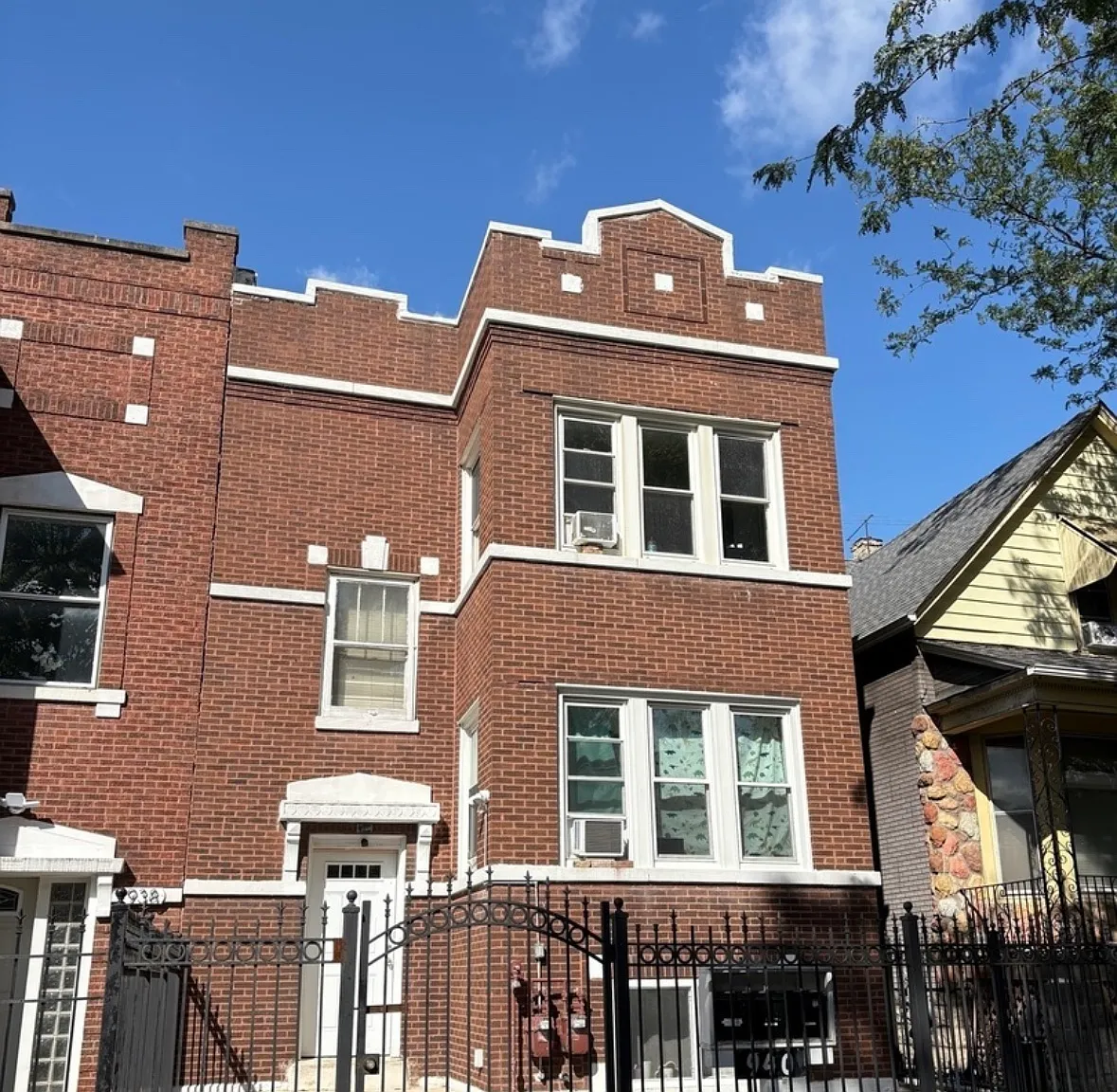 940 N Leclaire Ave — Photo 1