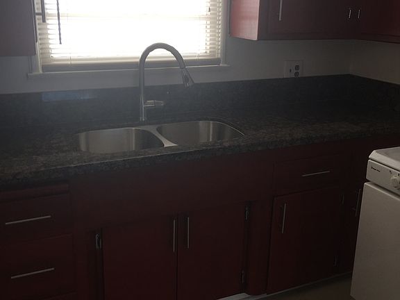 3rd image of 11041 Moorpark St