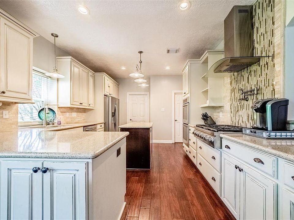 2nd image of 722 Huntercrest St