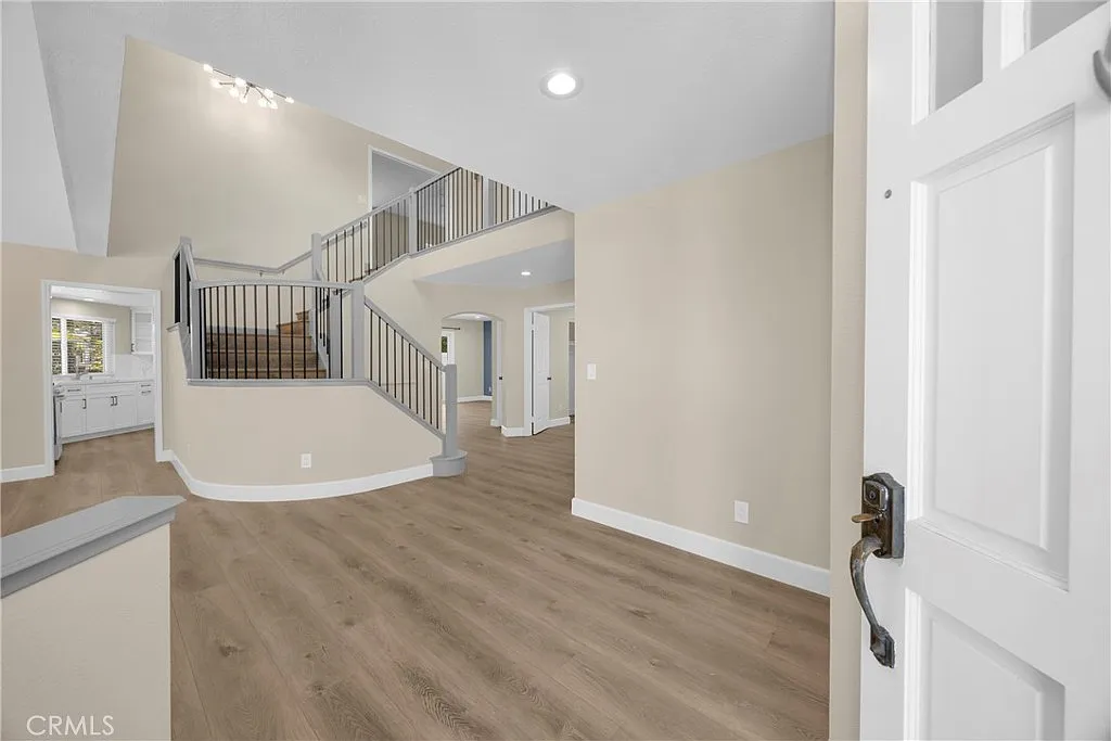 4 bed, 2400 sqft, $6,500 — Photo 4